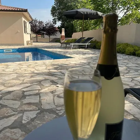 Niklas With 3 Bedrooms And Heated Pool Ubasico